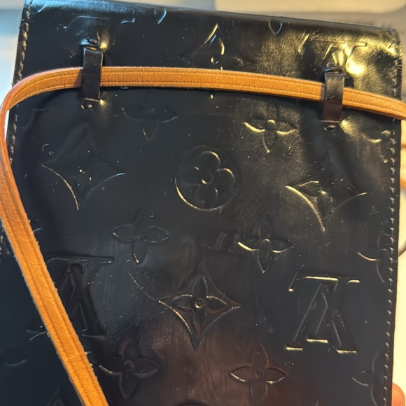 Louis Vuitton Vernis Shoulder Pouch - Picture 3 of 5